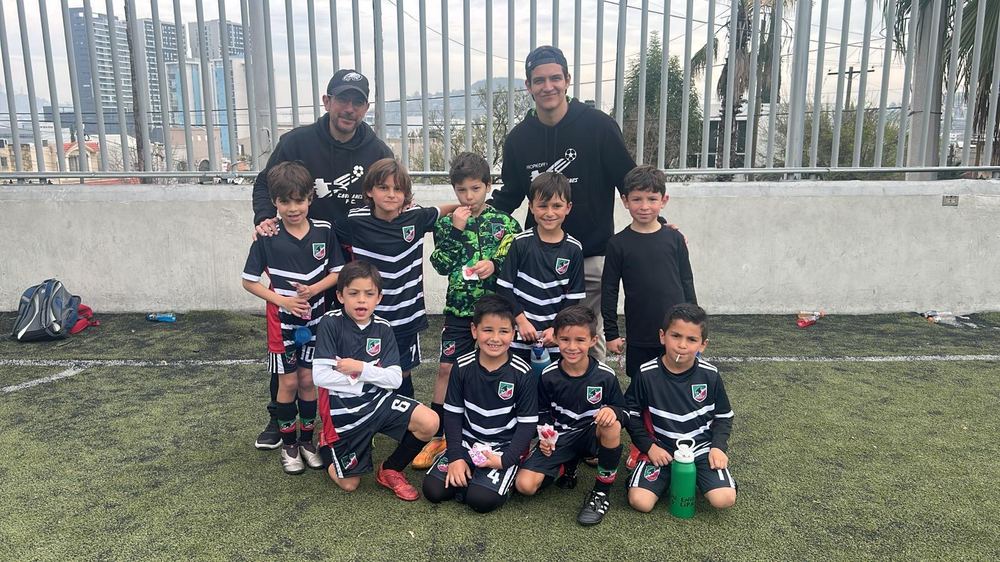 El equipo completo, con los coaches