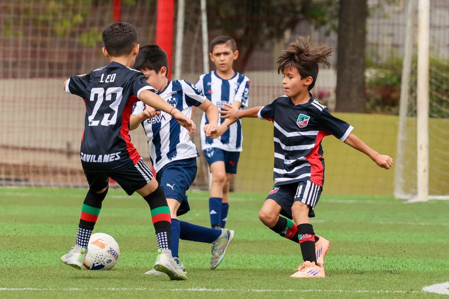 Leonel 23 saliendo con el balón