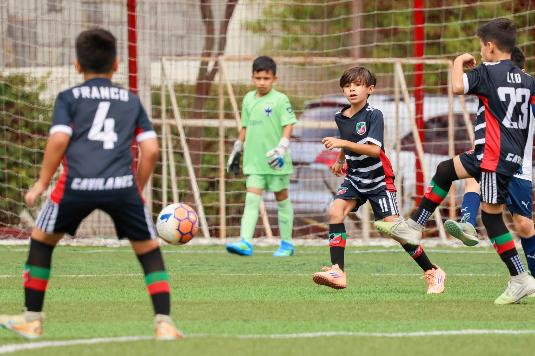 Tres jugadores de Gavilanes atacando la portería rival